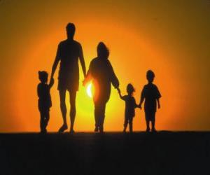 yapboz Aile, baba, anne ve çocuk alacakaranlıkta tre yürüme